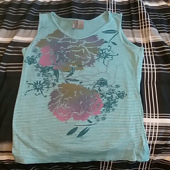 A tank top - Picture 1 of 1